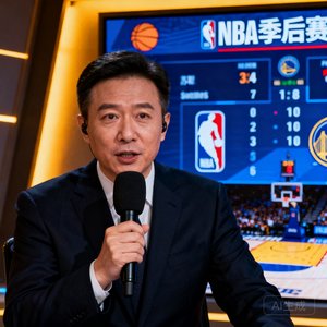 篮球评论员苏群手持麦克风，身后是NBA季后赛大屏